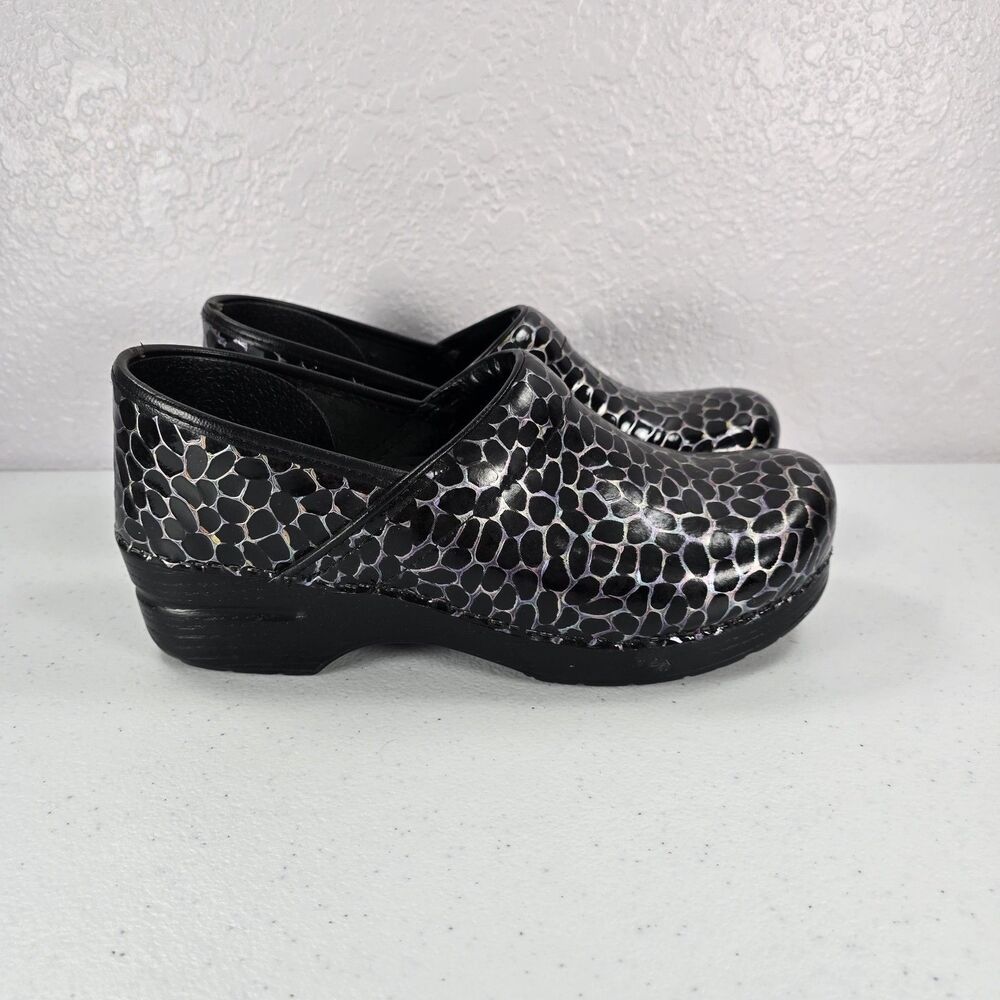 Dansko Clogs Womens 40 Black Stone Patent Leather Pebble Silver Professional